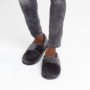 SnugToes men’s heated slippers with removable heat pads-grey