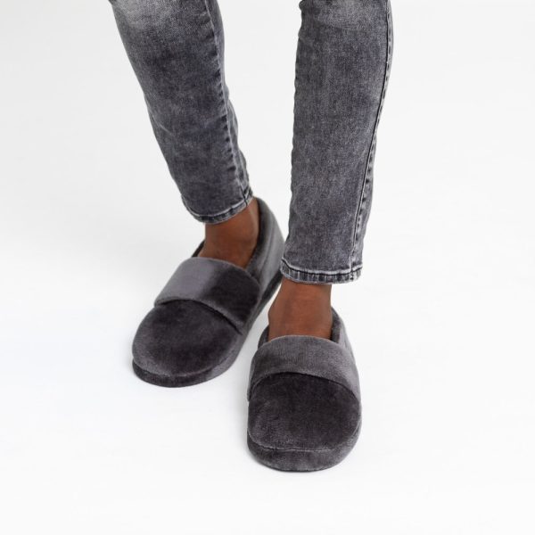 SnugToes men’s heated slippers with removable heat pads-grey