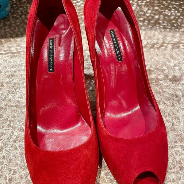Gorgeous Red Suede & Leather Vintage Daniele Ancarani 4 inch High heeled Shoes, Size 40, Made in Spain.